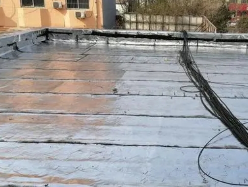 东昌卫生间漏水维修公司分享下东昌屋面楼顶防水刚性防水层施工要点。